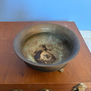 Macetero de latón