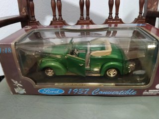 Ford Convertible 1937 Road Legends 1:18