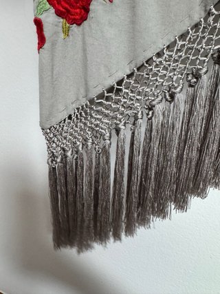 Manton bordado gris con flores rojas