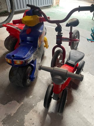 Triciclo y moto de juguete