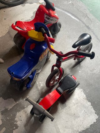 Triciclo y moto de juguete