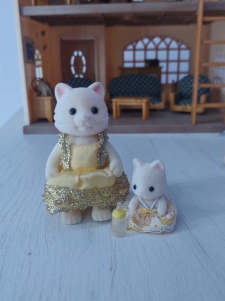 Sylvanian Families Gato Blanco Bebé y Mamá