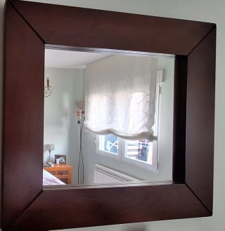 Muebles de madera estilo colonial.