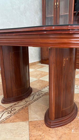 Mesa de salón ovalada de madera y cristal