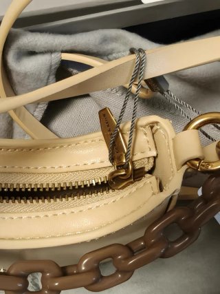 Bolso mini Charles & Keith cadena beige