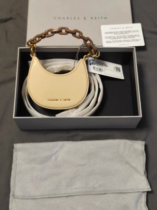 Bolso mini Charles & Keith cadena beige