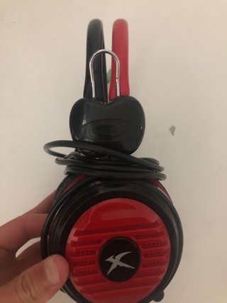 Cascos con cable negros y rojos