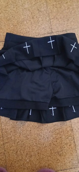 Falda negra plisada con cruces blancas