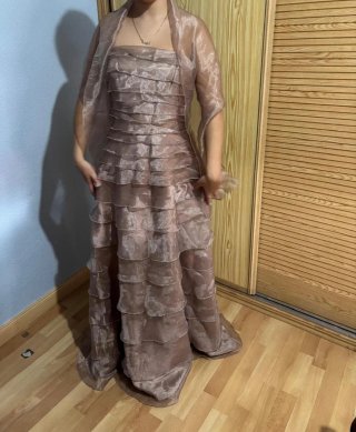 Vestido de fiesta rosa con volantes