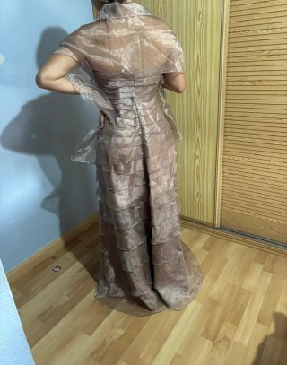 Vestido de fiesta rosa con volantes