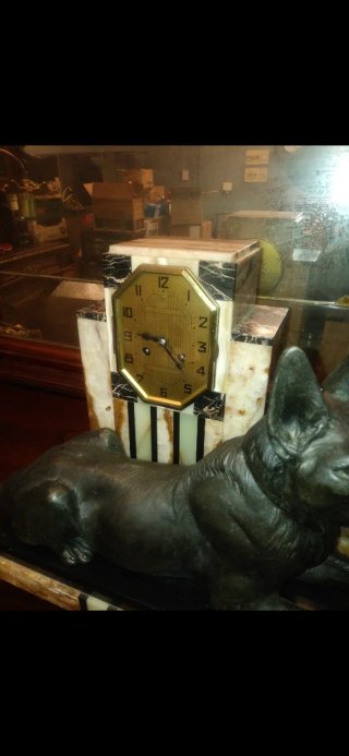 Reloj Art Déco con figuras de perros calamina.