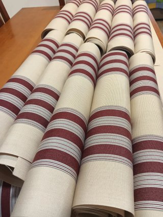 Tela  toldo a rayas beige y rojo