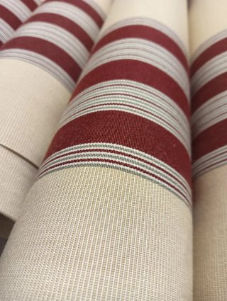 Tela  toldo a rayas beige y rojo