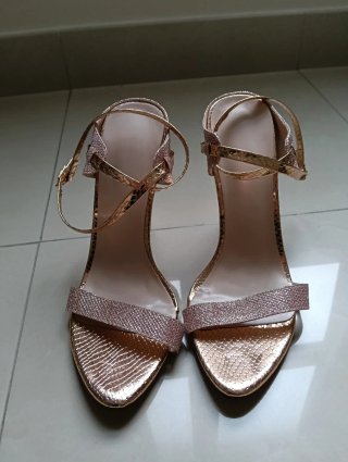 Tacones dorados y rosas sin estrenar, talla 38.