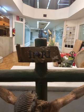 Crucifijo de madera con figura de Jesús