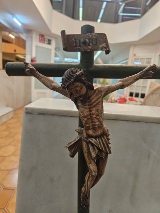 Crucifijo de madera con figura de Jesús