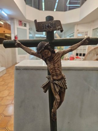 Crucifijo de madera con figura de Jesús