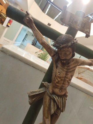 Crucifijo de madera con figura de Jesús