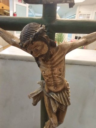 Crucifijo de madera con figura de Jesús