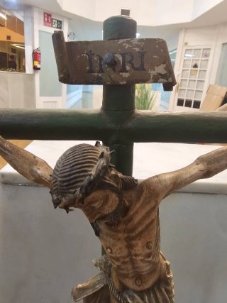 Crucifijo de madera con figura de Jesús