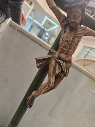 Crucifijo de madera con figura de Jesús
