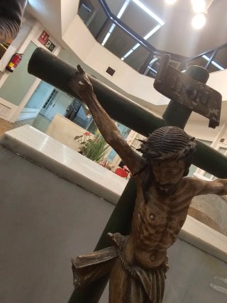 Crucifijo de madera con figura de Jesús