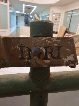 Crucifijo de madera con figura de Jesús