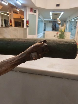 Crucifijo de madera con figura de Jesús