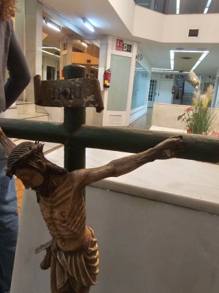 Crucifijo de madera con figura de Jesús