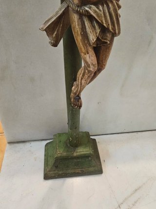 Crucifijo de madera con figura de Jesús