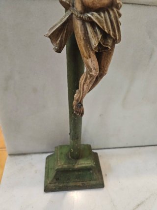 Crucifijo de madera con figura de Jesús