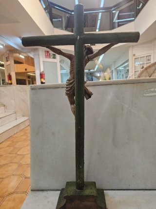 Crucifijo de madera con figura de Jesús