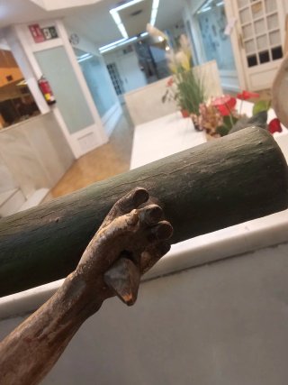 Crucifijo de madera con figura de Jesús