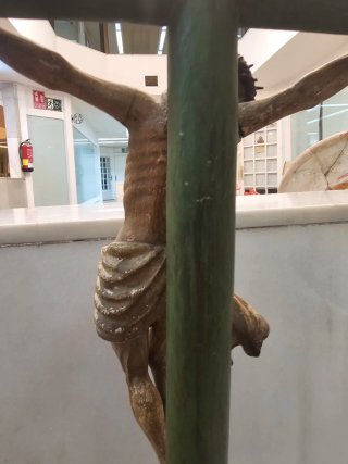 Crucifijo de madera con figura de Jesús