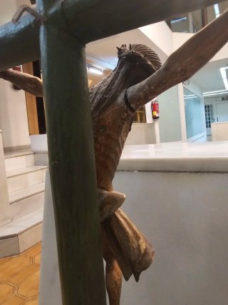 Crucifijo de madera con figura de Jesús