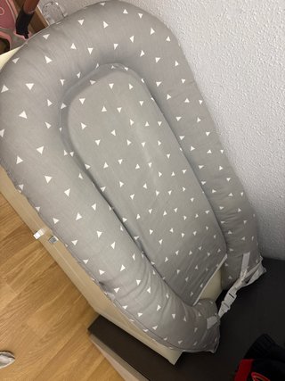 Cuna nido bebé gris triángulos