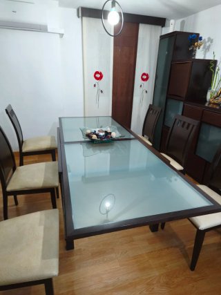 Mesa de comedor extensible.