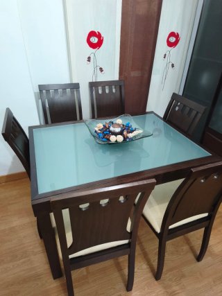 Mesa de comedor extensible.
