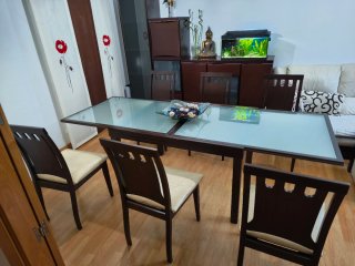 Mesa de comedor extensible.