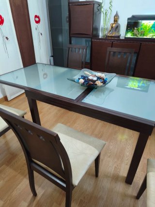Mesa de comedor extensible.
