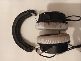 Auriculares de estudio profesional negros y platea