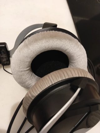 Auriculares de estudio profesional negros y platea