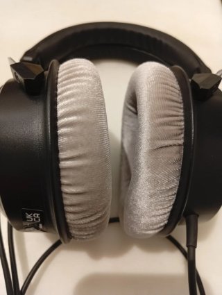 Auriculares de estudio profesional negros y platea