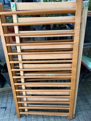 Cuna de bebé de madera con ositos