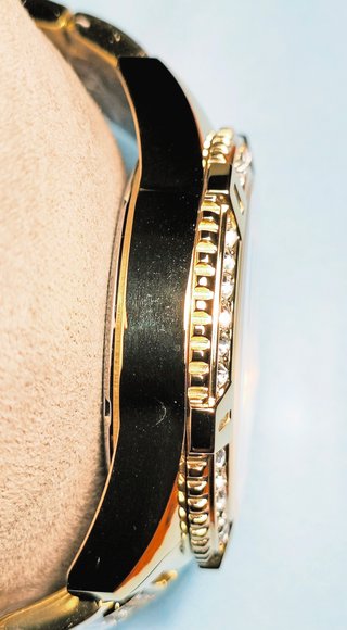 Reloj Guess Frontier nuevo dorado