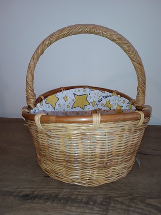 Cesta mimbre decorada estrellas bebé