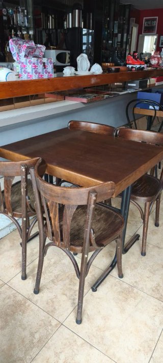 Mesas de bar de madera y patas metálicas.