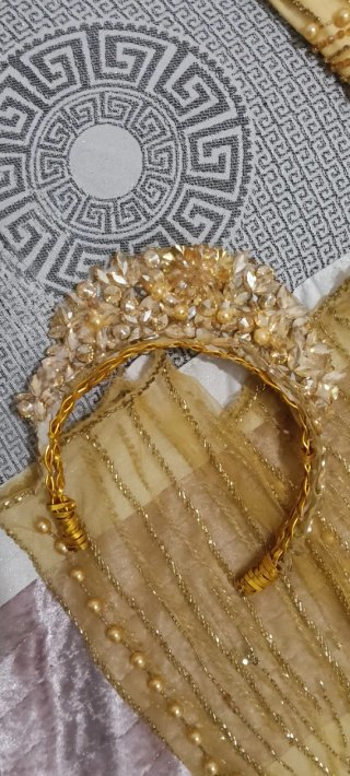 Vestido de pedrería dorado