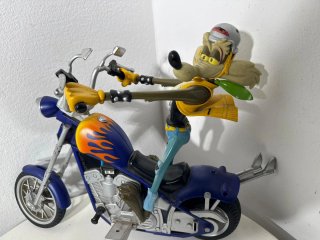 Wile E. Coyote Figure su Moto