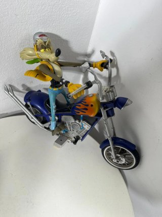 Wile E. Coyote Figure su Moto